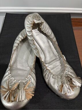 Tory Burch Metallic Silver Tassel Scalloped Ballet Flats